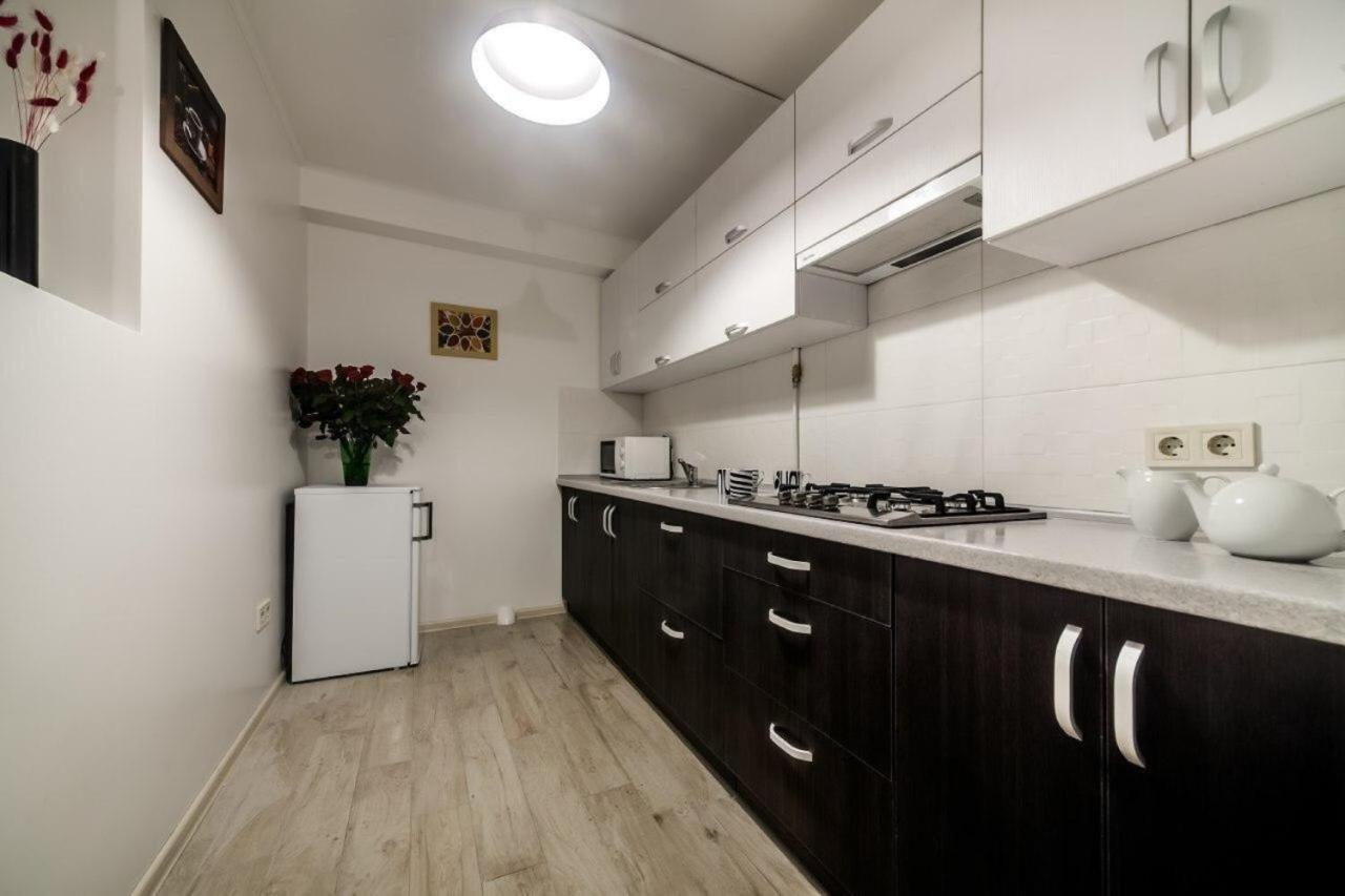 Apartments In Rynok Square ลวีฟ ภายนอก รูปภาพ